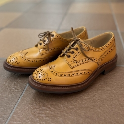 ≪Tricker’s (トリッカーズ)≫  1829年創業のTricker’sは革靴の聖地である英国ノーサンプトンで最古のシューズファクトリーとして、現在でも当時と変わらぬ伝統の技法を守り続けています。 「質実剛健」と称されるそのものづくりは「ロイヤルワラント(英国王室御用達)」を授かるほどの職人技です。